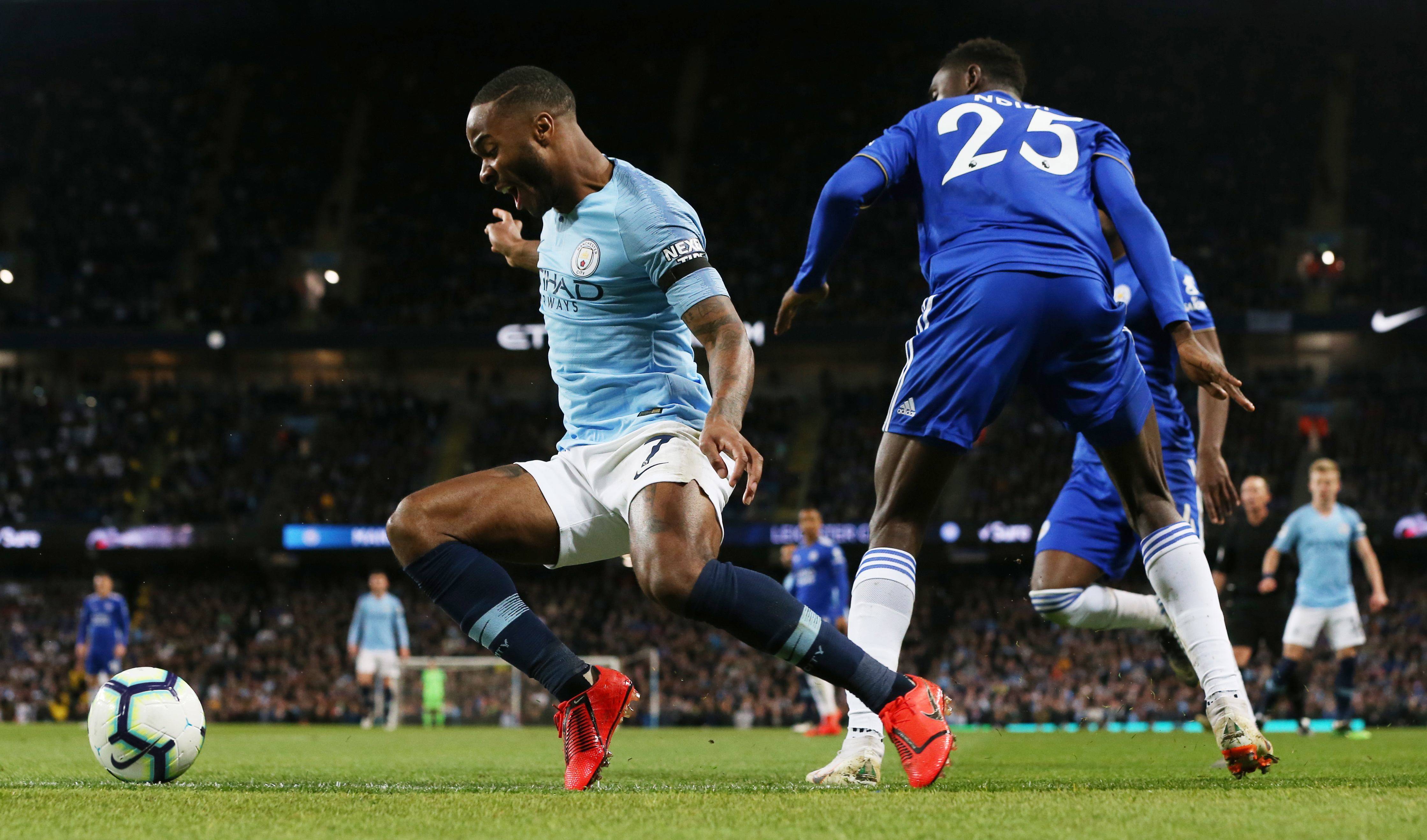 曼城客场战胜对手赢得英格兰足球联赛