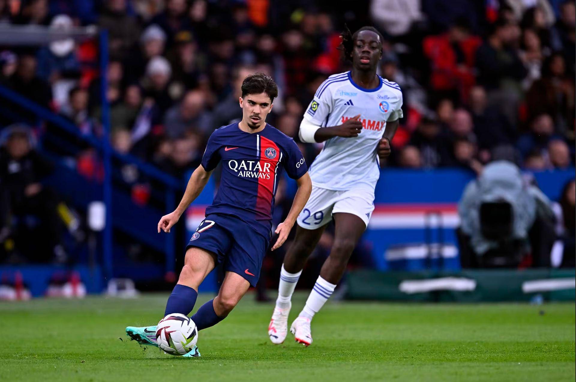 包含巴黎圣日耳曼后防尴尬，客场遭遇失球潮的词条