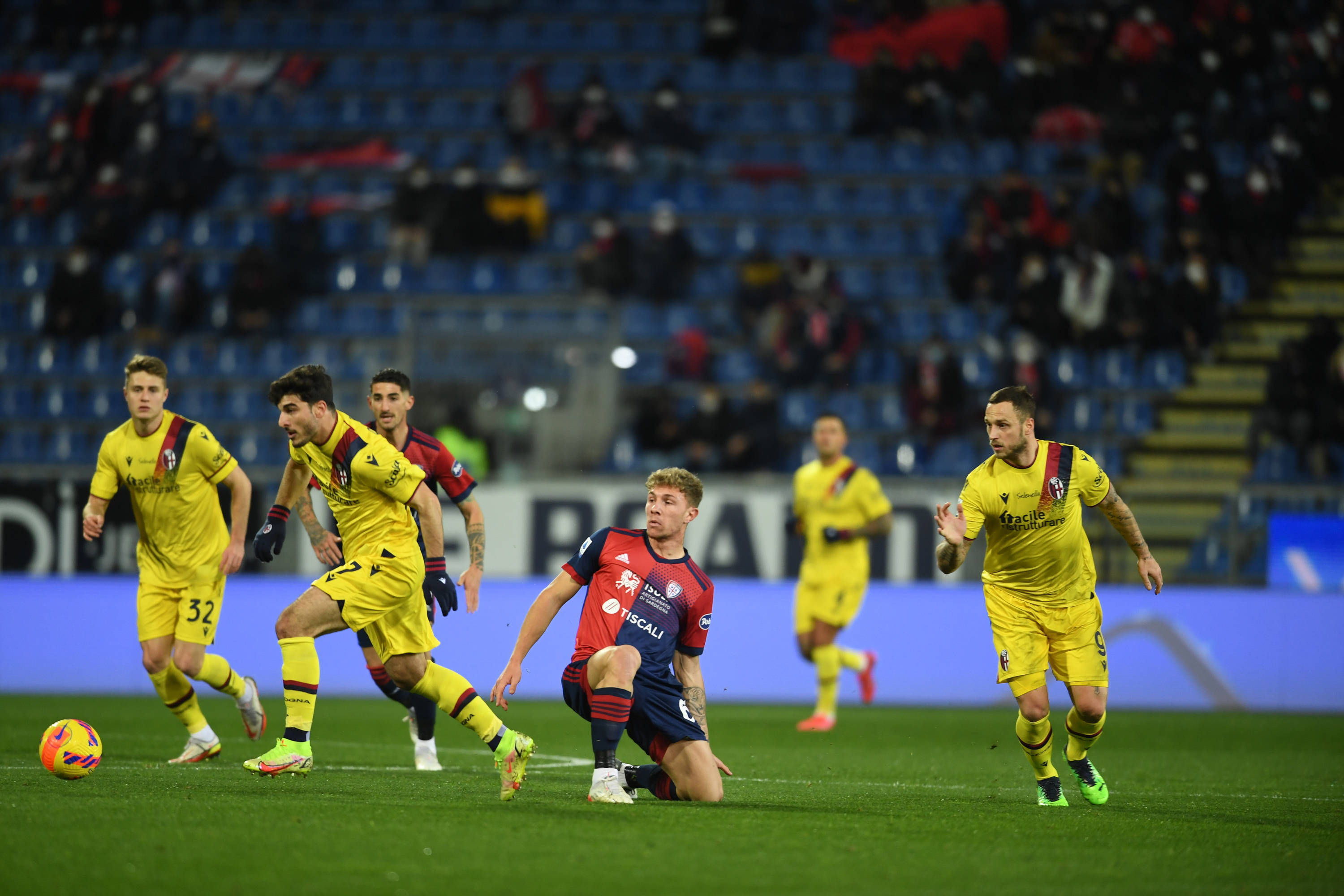 包含佛罗伦萨客场取分，球队保持联赛中游位置的词条