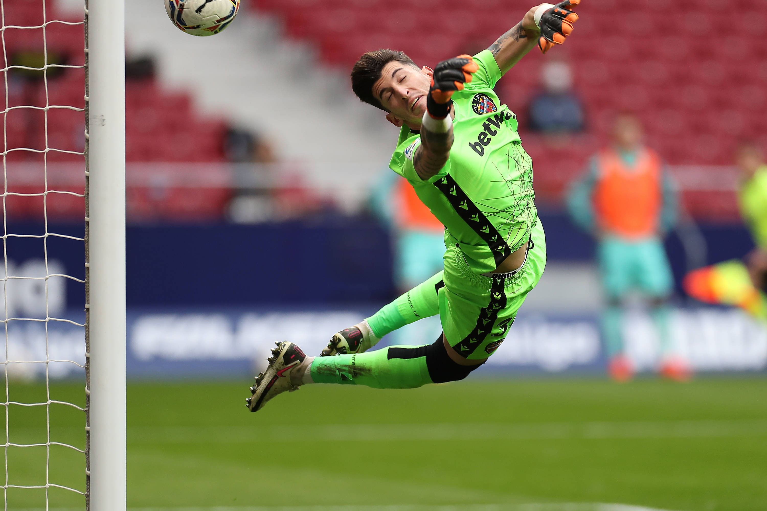 守门员英勇扑救,保卫球门如铜墙铁壁的简单介绍 守门员英勇扑救,保卫球门如铜墙铁壁的简单介绍