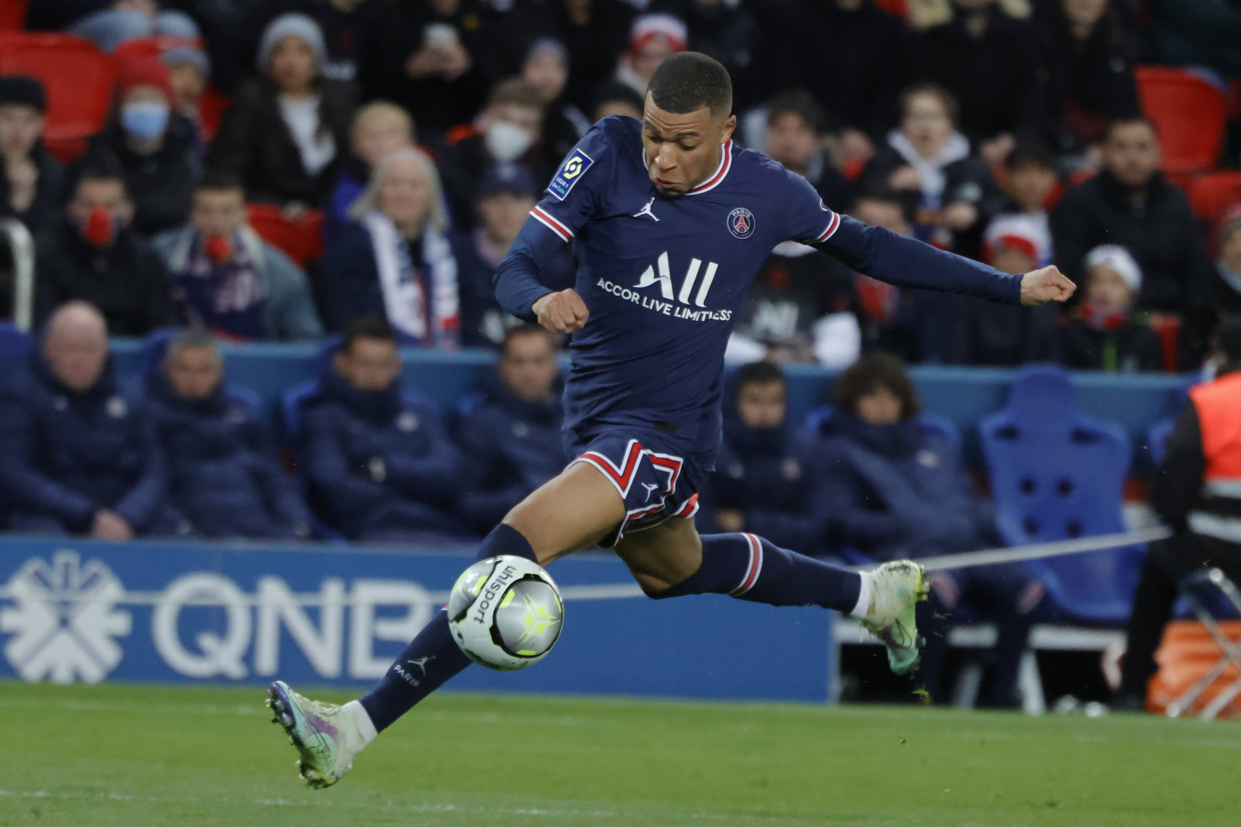 法国足球联赛胜负悬念不断，圣埃蒂安赢得关注的简单介绍