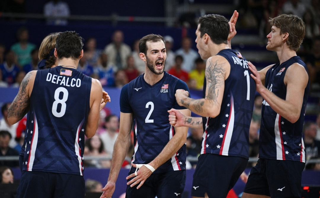 巴西队在排球比赛中小胜波兰