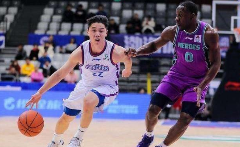 关于卡拉巴克队全面压制对手，取得关键胜利的信息